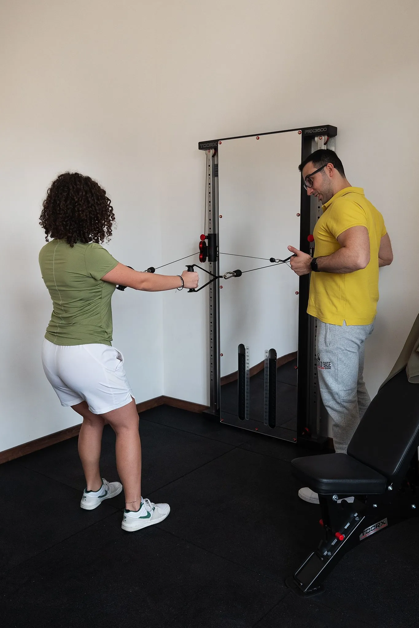Personal trainer segue una cliente durante l'allenamento